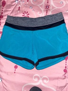 LULULEMON  SHORTS SIZE 4